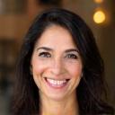 Ana Rodríguez, Fundadora de Café Lumina, sonriendo cálidamente.