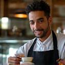 Javier García, Barista Principal de Café Lumina, preparando un café cuidadosamente.