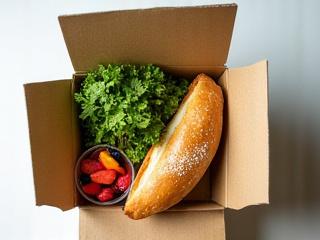 Box lunch individual gourmet con sándwich, ensalada y fruta fresca